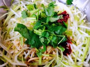 放入这道美味的灵魂配料香菜段一起搅拌均匀