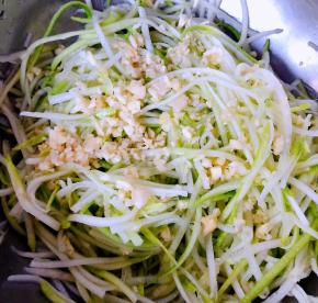 蒜去皮洗净沥干水份剁成蒜粒放入容器中