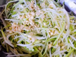 蒜去皮洗净沥干水份剁成蒜粒放入容器中