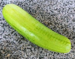 新鲜的西葫芦洗净沥干水份切去两端