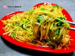 西葫芦丝入口清脆爽口混搭酸甜香辣的口感让人回味无穷