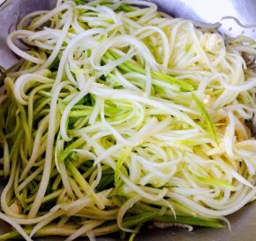 擦好西葫芦丝非常匀称这样入味也很均匀噢