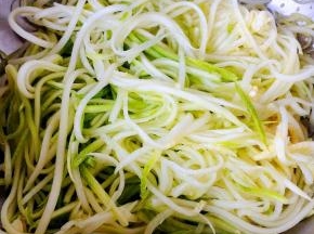 擦好西葫芦丝非常匀称这样入味也很均匀噢