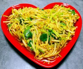 开胃爽口的凉拌西葫芦丝装入容器中就大功告成了