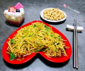 凉拌西葫芦丝是我第一次做就非常成功哦