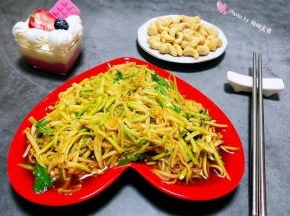 凉拌西葫芦丝是我第一次做就非常成功哦