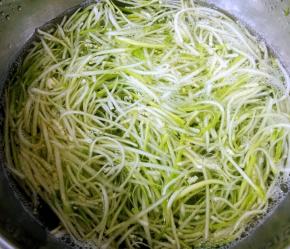 西葫芦丝清水中浸泡半小时