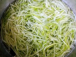 西葫芦丝清水中浸泡半小时