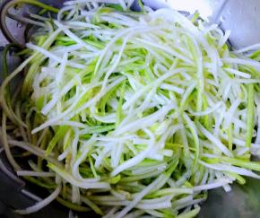 浸泡好的西葫芦丝冲洗干净沥干水份备用