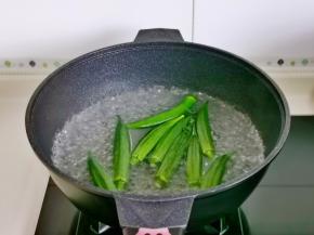 秋葵洗干净焯水，锅中加水烧开，下秋葵煮40秒。