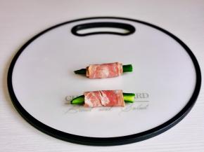 卷起来收口朝下。