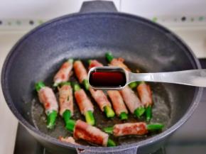 煎至金黄后，加入孜然粉，酱油。