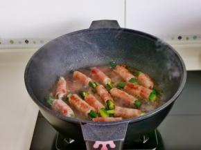 再加入半碗纯净水，烧开收汁至浓稠即可关火。