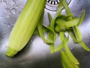 将西葫芦去皮