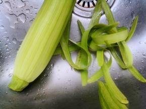 将西葫芦去皮