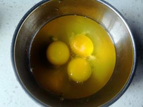 将鸡蛋打入碗里