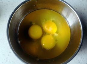 将鸡蛋打入碗里