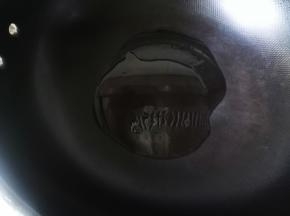 锅里放适量油，烧热