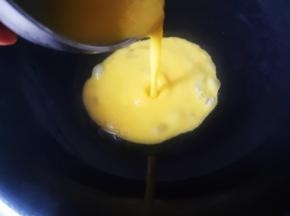 倒入鸡蛋