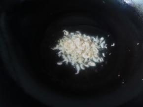 锅里再放适量油，开小火，放入虾皮，炒出香味