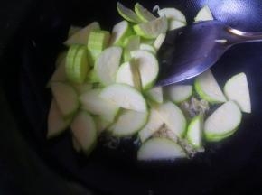 倒入西葫芦