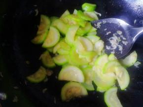 加适量盐翻炒均匀，盖上锅盖小火焖熟