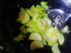 加适量盐翻炒均匀，盖上锅盖小火焖熟
