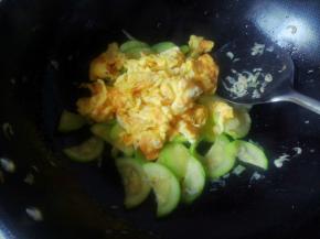 倒入事先炒好的鸡蛋