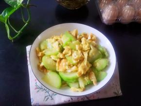 中火翻炒均匀即可装盘，趁热享用