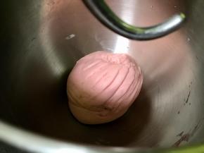 把食材中除了南瓜粉外的食材放入厨师机，揉成光滑、不粘手的面团。