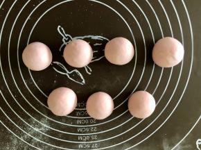 把面团平均分成7～8个面团，分别揉圆。