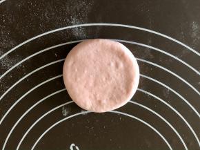 面团揉圆之后按扁，像一个圆饼；