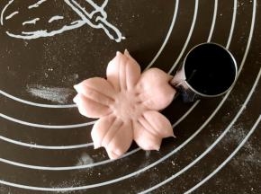 再用五角星模具在花瓣顶端切一下，切出一个和樱花花瓣一样的小缺口，这样更有樱花的感觉。