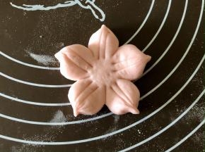 每一瓣的两端都捏起来成樱花的形状，用刮面板或刀在花瓣上划两刀，细节会更生动。