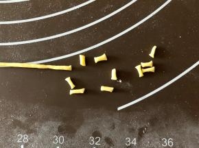 取一小团面团，揉进南瓜粉，揉成黄色的小面团。然后开始做花蕊，取一点点黄色的小面团，搓长，切成若干小段，搓成两头尖尖的形状；