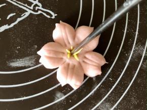 花芯中间再用筷子压一下，这样花芯就翘起来了，也更贴合了。