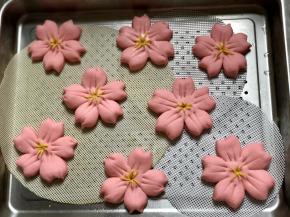 所有的樱花馒头做好后，放入蒸盘，推入蒸箱，开始发酵。