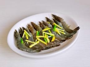 依次做好，放入盘中，加入切好的姜丝，葱段。