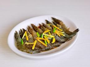 撒上盐，十三香腌制10分钟。