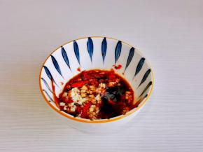 加入酱油，蚝油搅拌均匀。