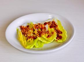 娃娃菜摆盘，盛一半的蒜蓉辣酱。