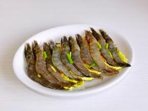 再摆放上基围虾。