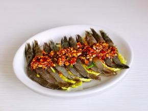 把剩下的蒜蓉辣酱淋在虾上面。