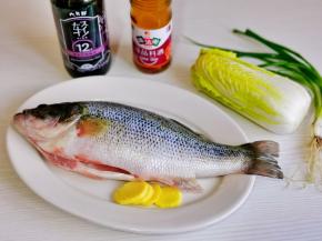 准备食材，鲈鱼处理干净。