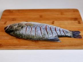 鱼身上划几刀。