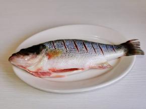 擦干水分放入盘中，将鱼身的两面撒上盐。