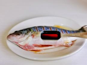 加入酱油按摩均匀。