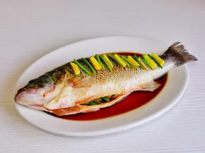 放上切好的葱丝，姜丝，包括鱼肚子里面，腌制20分钟。