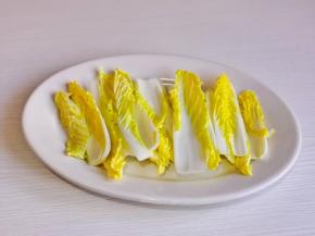 娃娃菜洗净后摆盘。