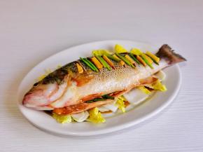 把腌制好的鱼放在娃娃菜上面。